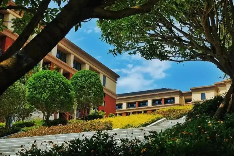 渝北校区青春的颜色五彩斑斓欢迎来到八中大家庭/ / / / / / / / /各