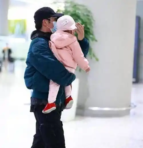 原创郑恺一家三口现身机场女儿小脸超可爱和苗苗穿配套情侣鞋