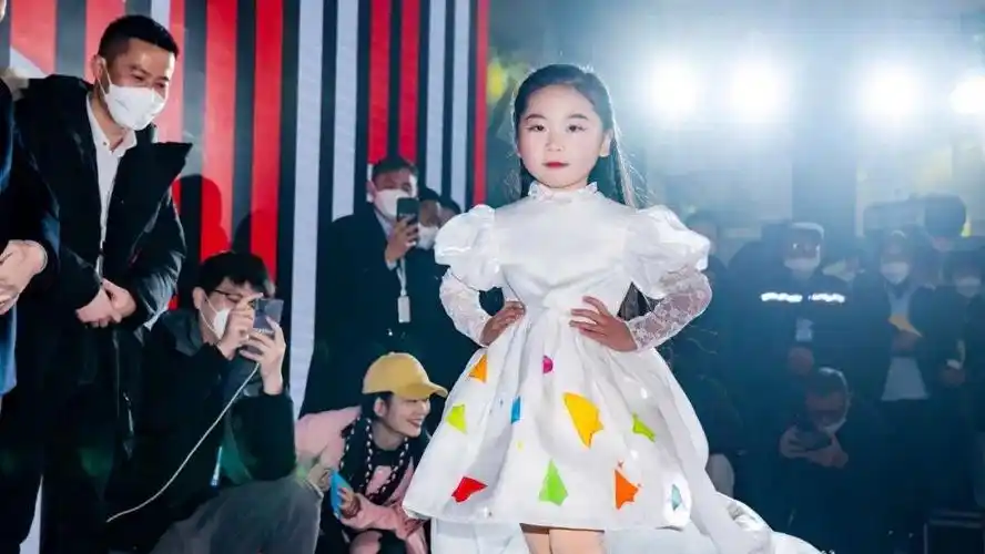 望江服装城盛大开园 首届望江童装秀开秀