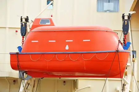 救援船和白色帆布船白色的救生艇上邮轮客船的天空下巡航船上的救生艇