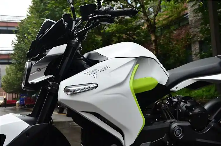 实拍无极白幽灵电动摩托车