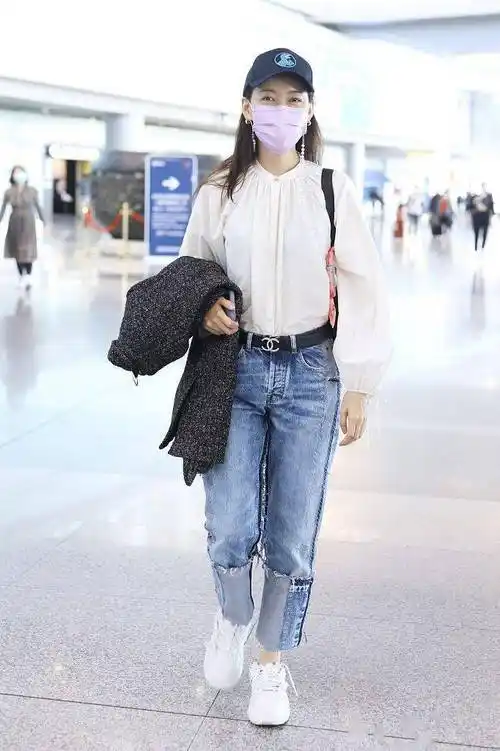 高露穿白色女式衬衫搭配拼接牛仔裤温婉甜美