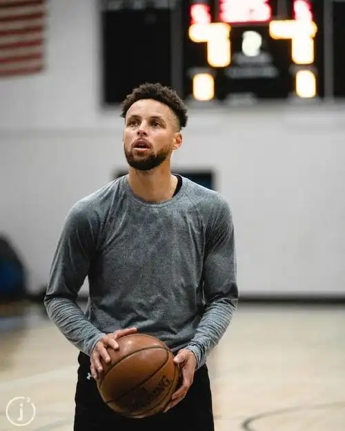 库里最新训练硬照!又扣篮了?