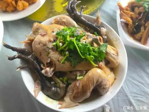 这桌菜有鸡有鱼有肉,十五个菜一桌才四百多,你看这菜咋样?