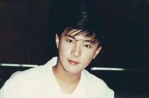 现在"很丑"的男星,年轻时却帅一脸,网友:王祖蓝太令人意外