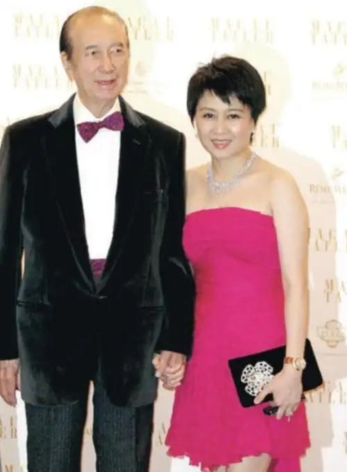 赌王四太梁安琪气质绝了,穿一条黄色连衣裙身材比例出众,超洋气