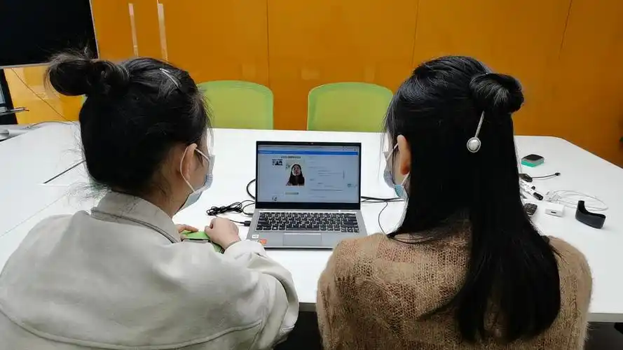 用人企业正在通过视频对求职者进行面试