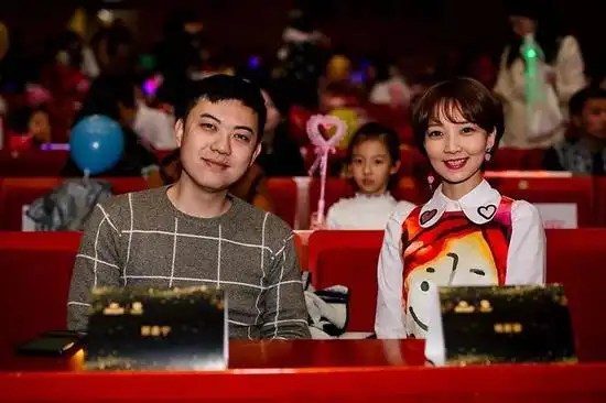 都市频道名嘴主持郭嘉宁,太太杨新颖