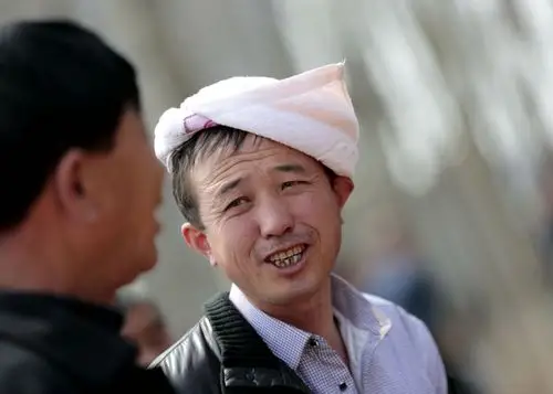 榆次东阳庙会上扎白羊肚毛巾的男人们