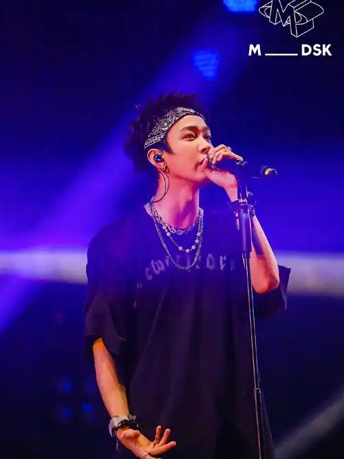 拿着话筒说唱的tizzyt超酷