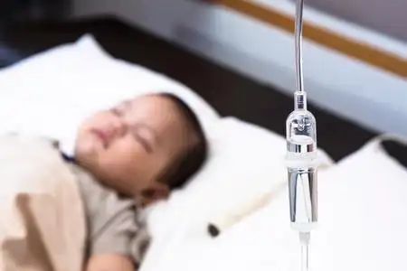 孩子输液输液治疗照片