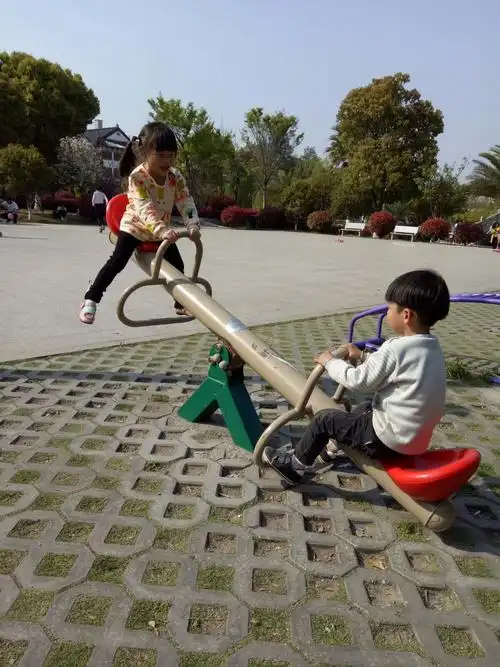 与陌生男孩玩跷跷板