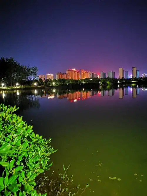 多图实拍!滁州城南湿地公园夜景,灯火通明,房子的倒影在水中清晰可见