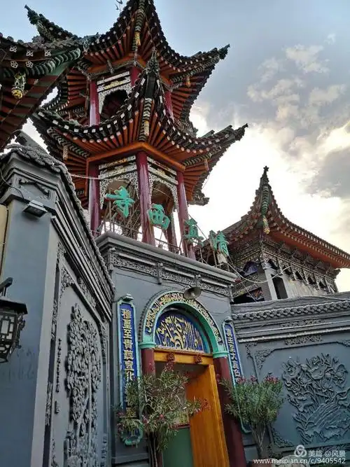 神秘的清真寺巍然屹立,随处可见.