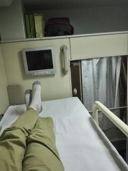 登上了z86次杭州至西安的列车.火车在向西安方向急驰.我睡在软卧车厢.