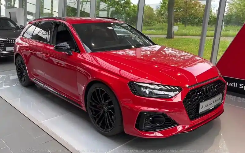 2023奥迪rs4旅行版,大红色