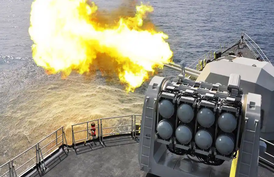 解放军054a型护卫舰出海演习 垂直发射防空导弹