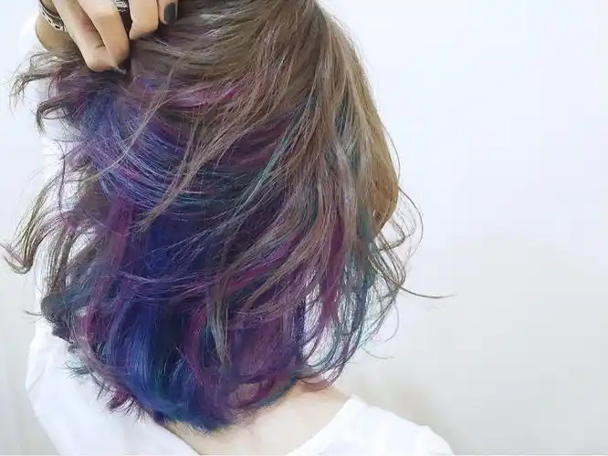 ◢ 2017年最流行『隐藏染』 每一次拨开都有惊喜～即低调又时尚, 这个