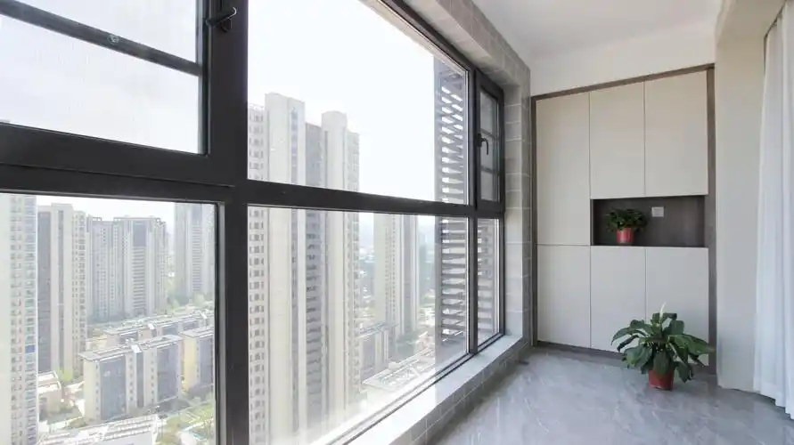 阳台为功能型阳台,整面落地窗增强视觉冲击感,一侧做收纳,一侧做洗衣