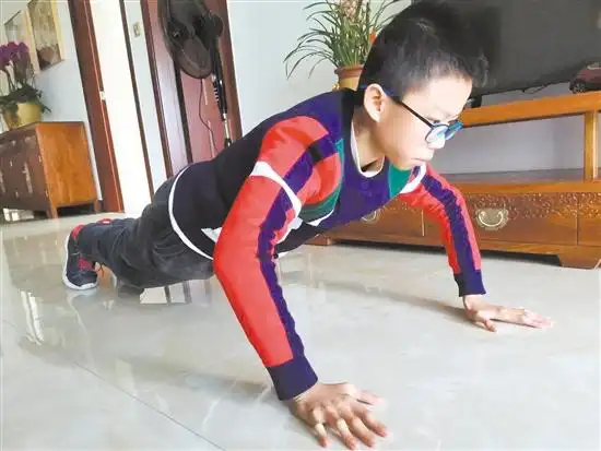 武韵操,足球操,健身操,开合跳……停课不停学,网课中出现了一匹"黑马"