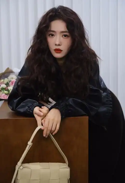 蔡文静的一组美照曝光,她身穿黑色皮衣酷飒有型,羊毛卷发型吸睛 - 抖