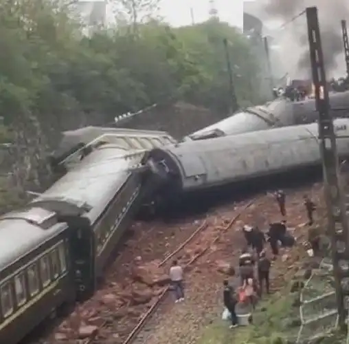 火车在湖南脱轨侧翻 致1人遇难4人重伤123人轻伤