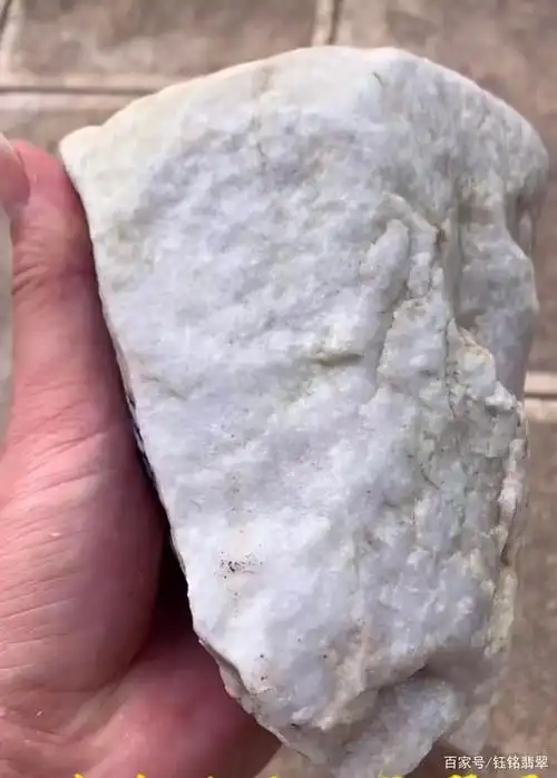 更是璀璨耀眼 木那 最主要的判断方法是观皮识玉和灯下相玉 皮壳包浆