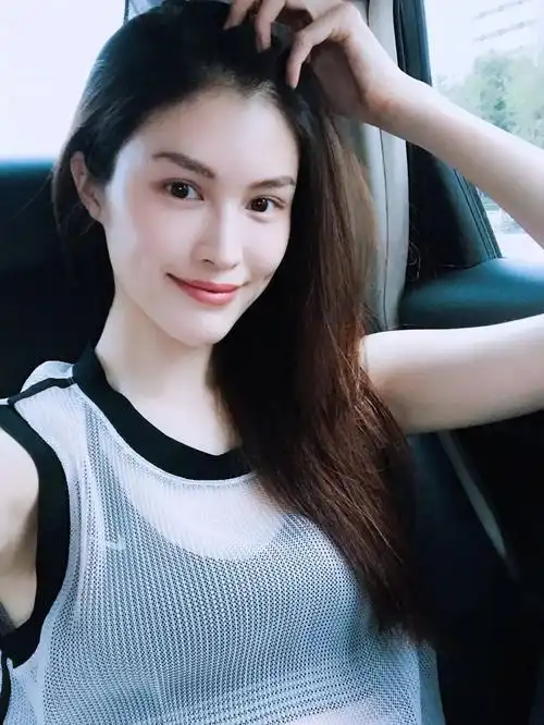 时装周除了看仙女裙,也要学t台上走路带风的超模范儿啊