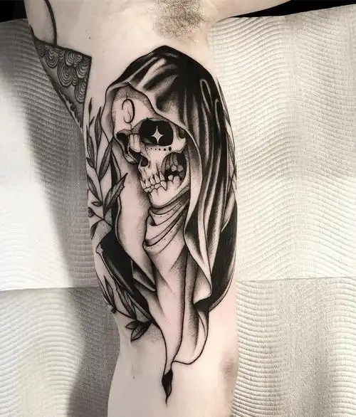 大臂黑灰写实死神纹身图案