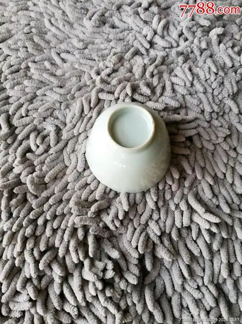 清代甜白釉压手杯