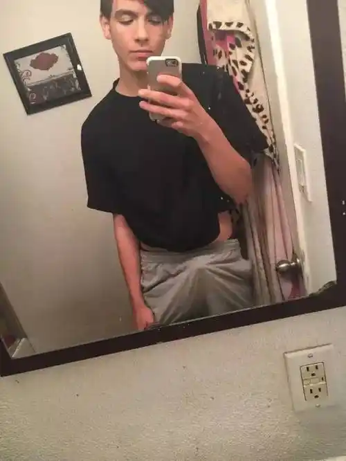 纷纷各显神通让自己的丁丁看起来大一点,结果活动一下火爆网络,但男人