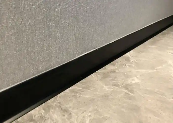 不装极窄踢脚线,要装正常踢脚线