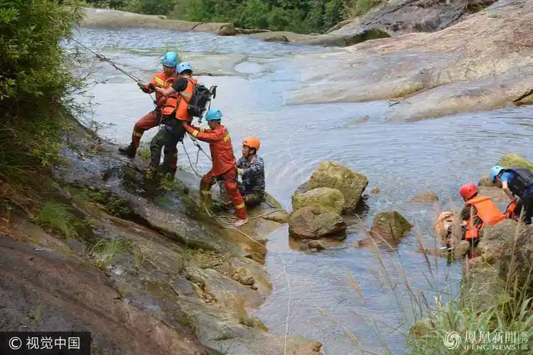 22名驴友被困悬崖 消防员翻3座山救人