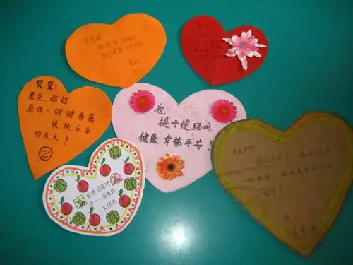 瞧!我们小(三)班的爸爸,妈妈和宝宝们一起制作的心形卡片!