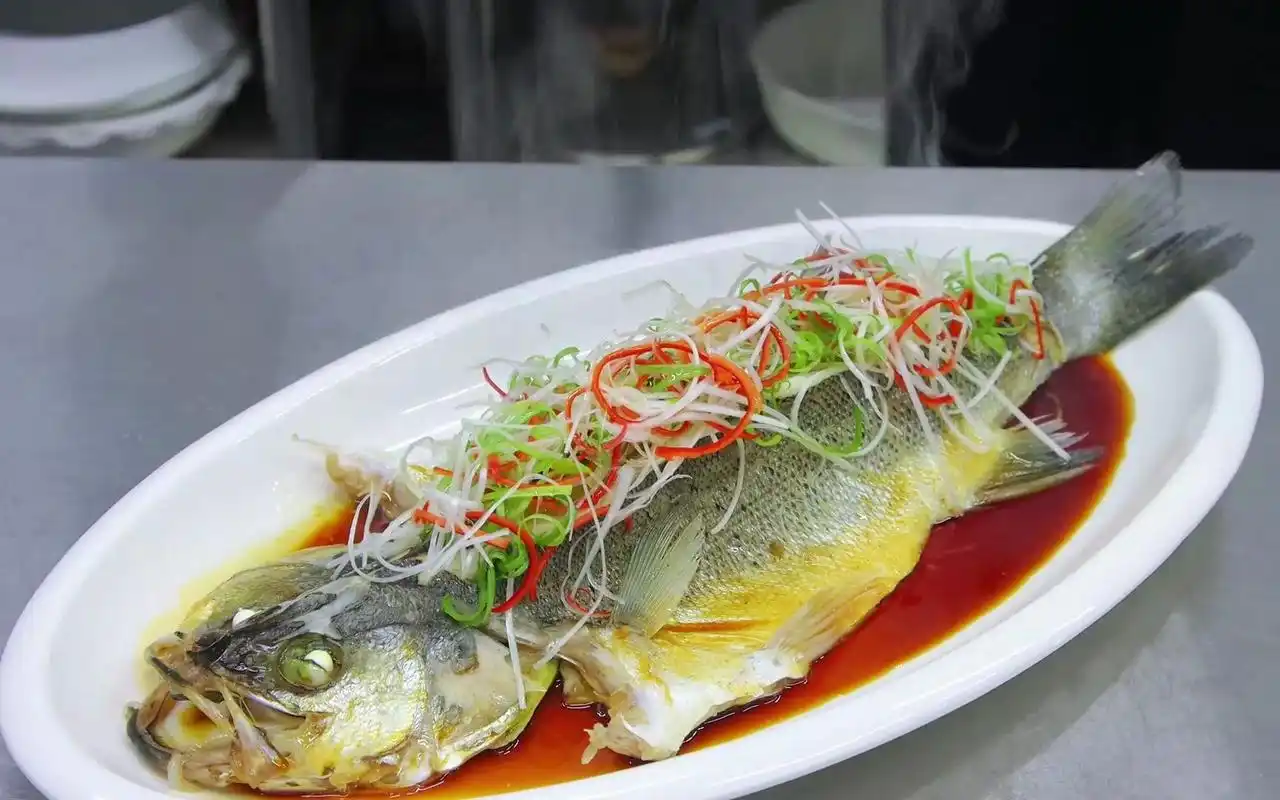 清蒸鲈鱼怎么做好吃?大厨教你一招,肉质滑嫩,鲜香无腥味