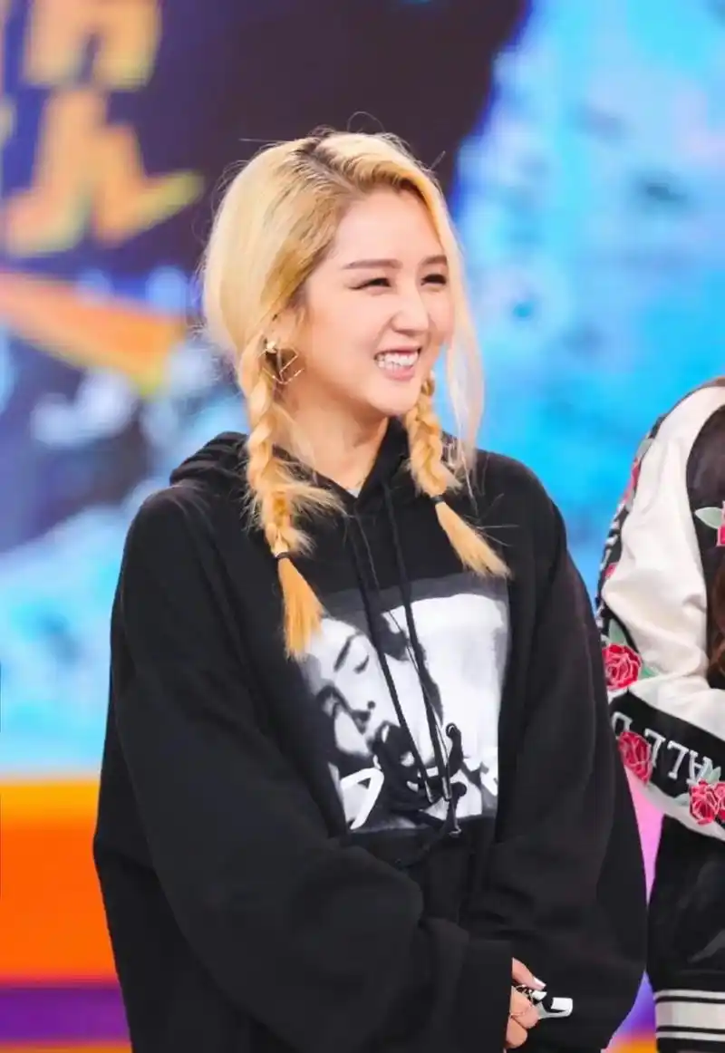 贵阳是你坚强的后盾#何洁 #笑容最治愈的女孩 #贵阳演唱会 - 抖音