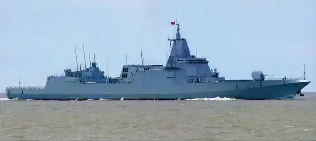055大驱至少服役5艘?105号舰现身三亚军港!