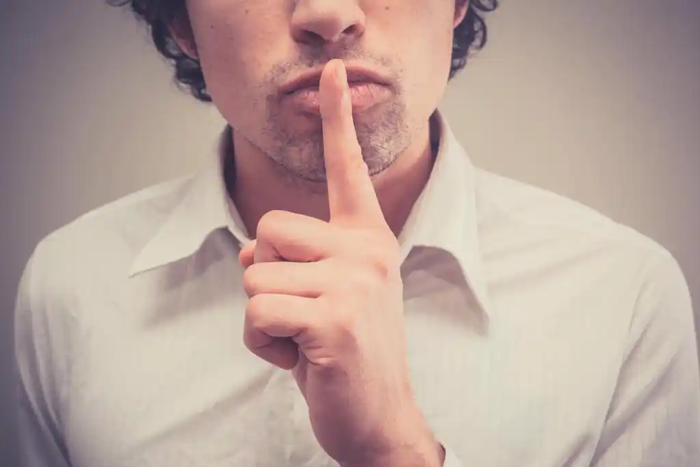 安静,用手指放在嘴唇上的那个年轻人是打手势嘘