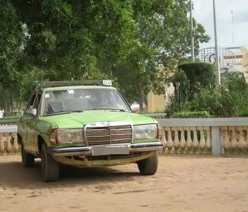 非洲的出租车"绝了",30年老车照样拉客,开上百万公里无大修!