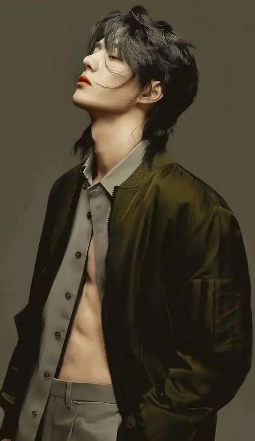 王一博新杂志晒八块腹肌,不复早年青涩,不愧是你!