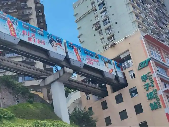 轻轨2号线两车交汇穿楼