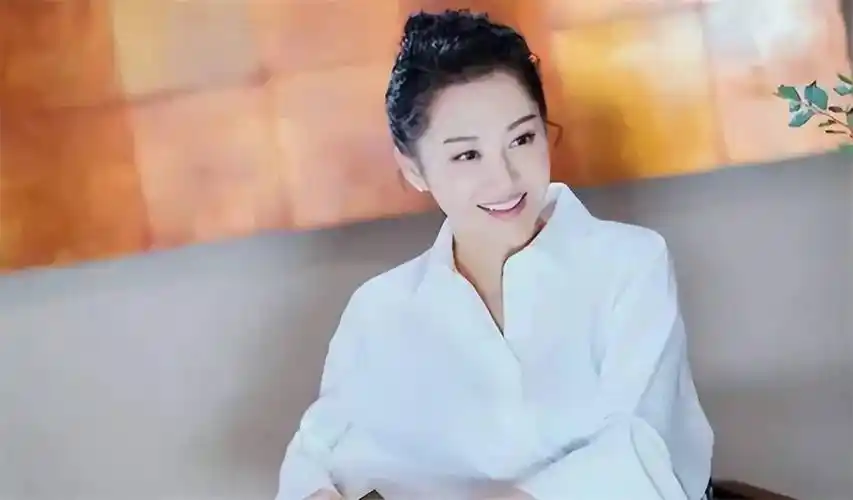 1997年,已有家室的富商刘波追求许晴,豪掷3000万买下北京一座四合院