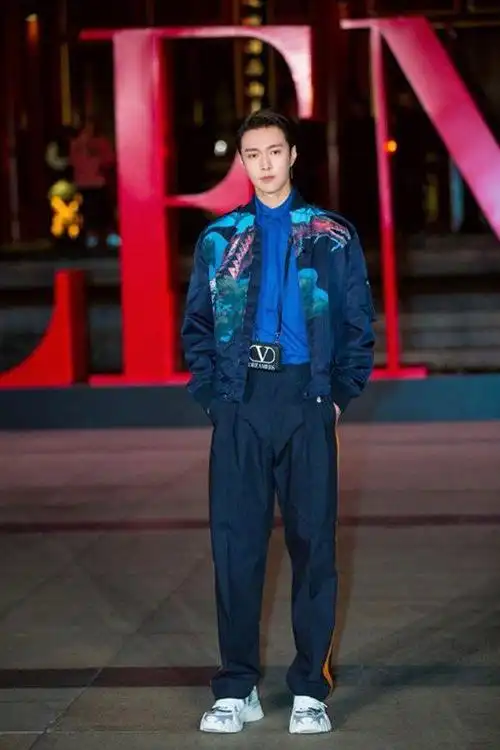 夹克衫搭卫衣保暖又时髦,帅气又迷人