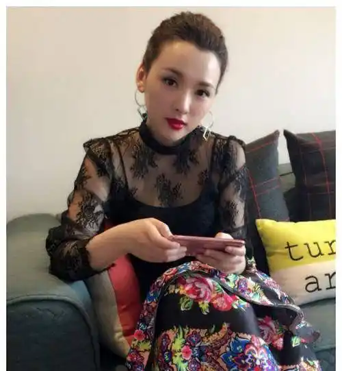 她被赵大叔看中一夜成名,结婚生子老公成谜,如今33岁美成这样_王君平