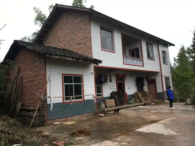 找个角度看看农村的房子,还有小黑狗在门旁