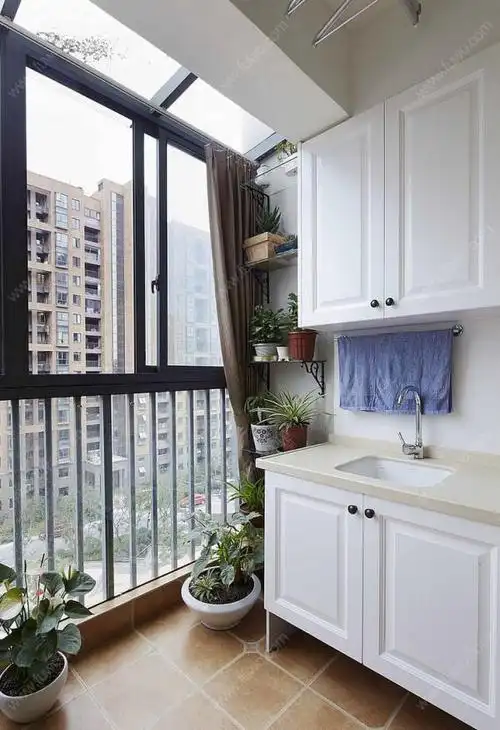 户外阳台装修效果图带花架带护栏