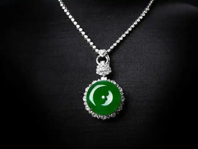 幽艳无极 尊贵模样 高冰种厚庄帝王绿翡翠平安扣 18k金镶钻吊坠及项链