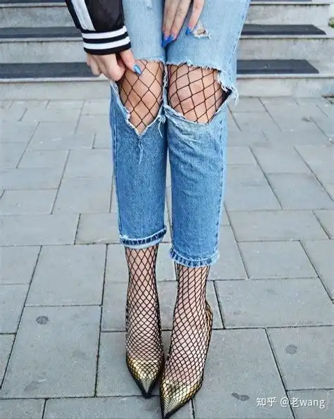 二,为你的网袜搭配服装