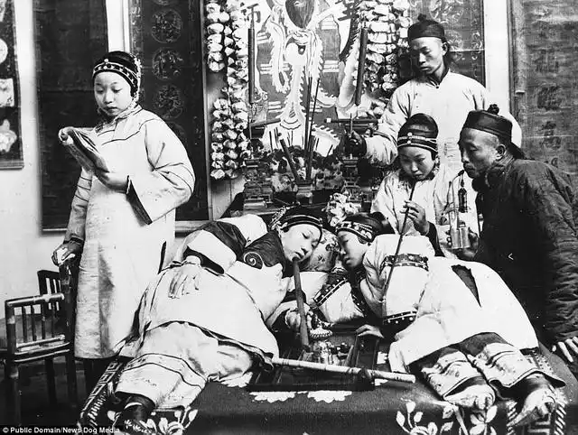 罕见照片揭示清朝末期的社会生活从高官地主到街头卖艺