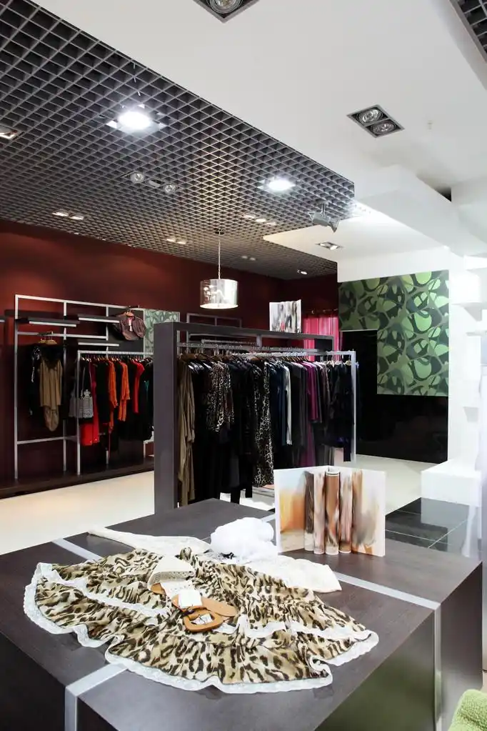 欧洲品牌新衣服店,豪华和时尚欧洲不同的衣服店